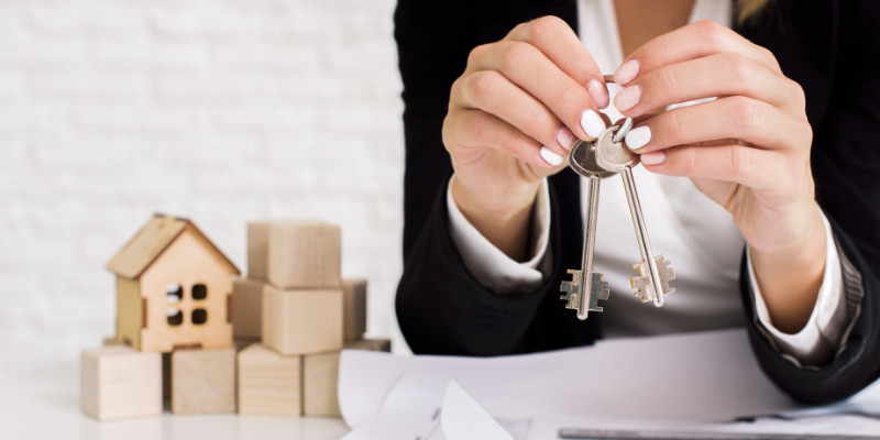 Manos de mujer sujetando unas llaves de una oportunidad inmobiliaria para invertir en España